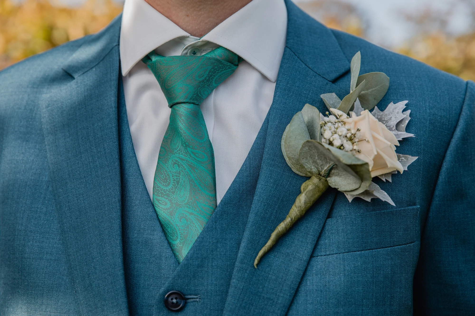 Een turquoise trouwpak, tussen blauw en groen